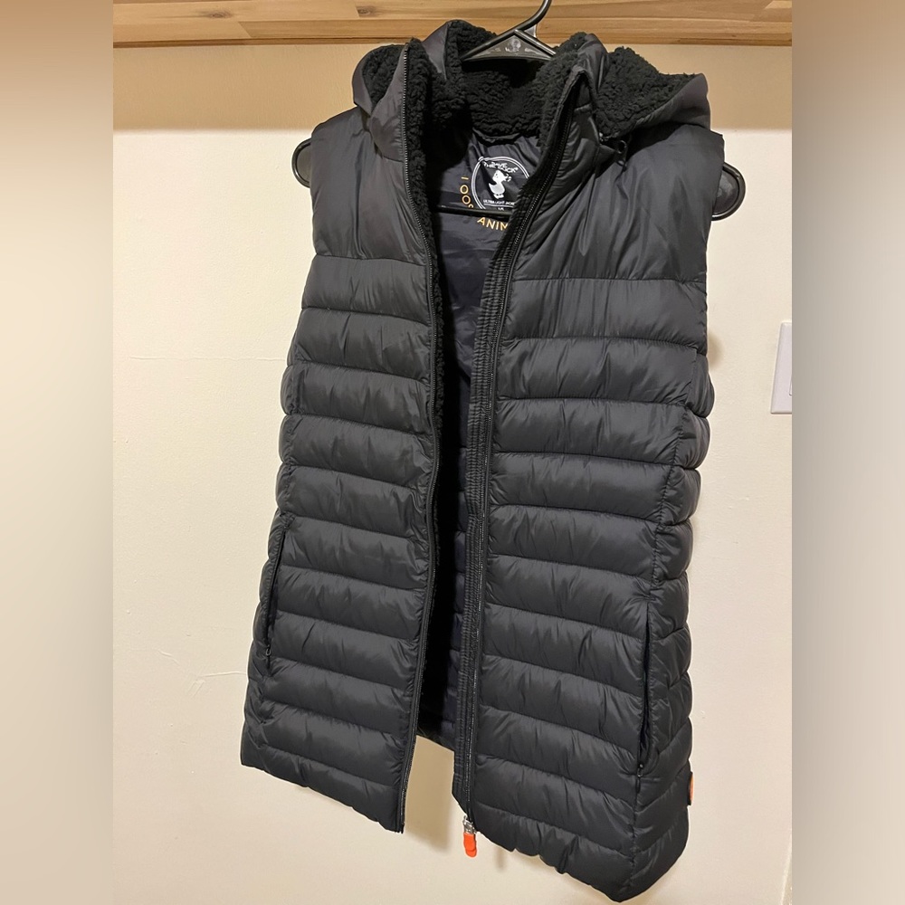 Save The Duck puffer vest! Detachable fur lined hood, zipper pockets! Size S